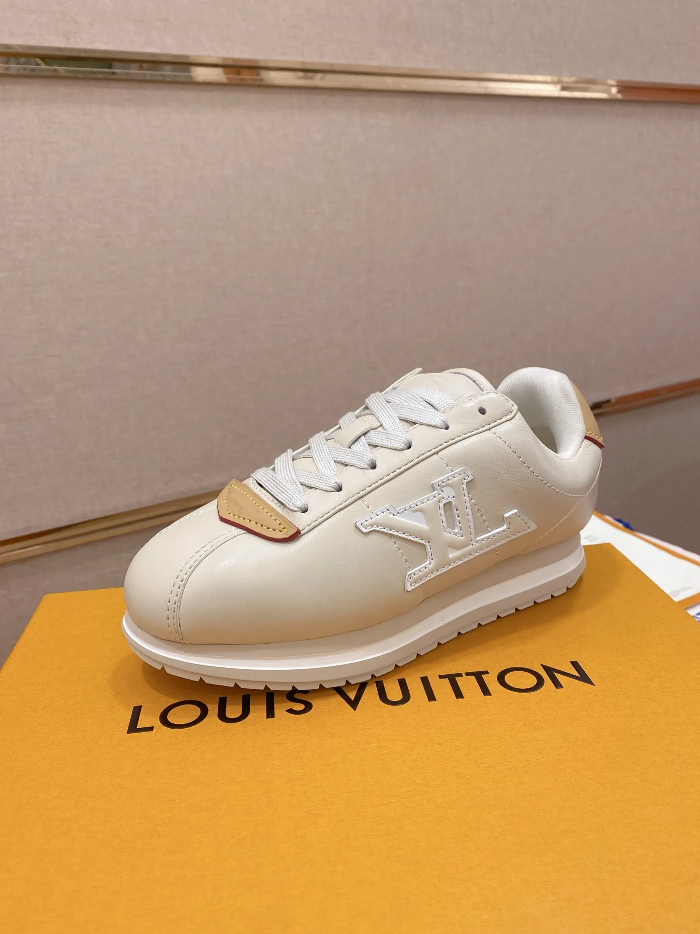 Men's shoes💰: Couple style 700💰LOUIS VUITTON Footint Soccer sneakers‼ ️ The top version, the same sneakers for LV couples. You will look fashionable when you wear them. This Footint Soccer sneaker was unveiled in the 2025 spring and summer series fashion show. The tongue is embellished with the Lvers United badge inspired by the football team. The rubber sole of the foot is decorated with multiple Louis Vuitton logos. The original latest packaging. Fabric: original imported cowhide. Lining: original imported breathable mesh. Foot pad: original injection molding pad. Outsole: original molded T combination outsole. Size: 35-45.